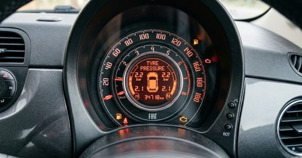 Checking Fiat 500 tyre pressure after TPMS warning appears
