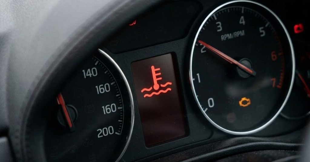 Red temperature warning light on Fiat 500 instrument cluster